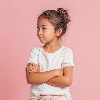 頬を膨らませて考える、無邪気な子供の表情 頬を膨らませて考える、無邪気な子供の表情の写真