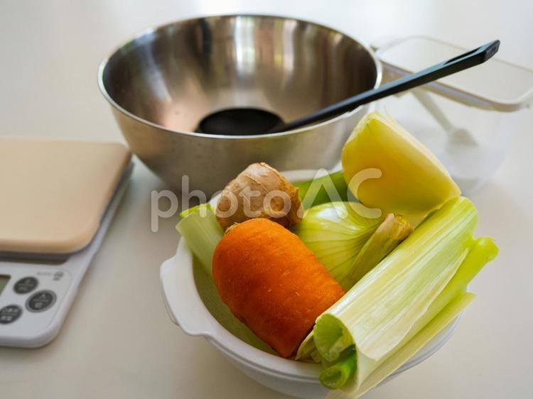 野菜、スケール、調理用のボール、調味料 料理,キッチン,食事準備の写真素材