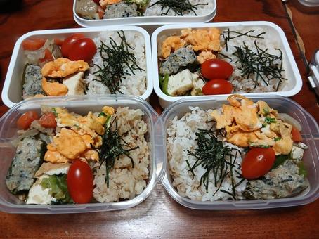 麦ご飯肉詰め弁当、アイコトマト 麦ご飯肉詰め弁当、アイコトマトの写真