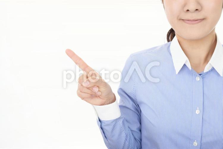 女性　案内　指さす 案内,指さす,指さしの写真素材