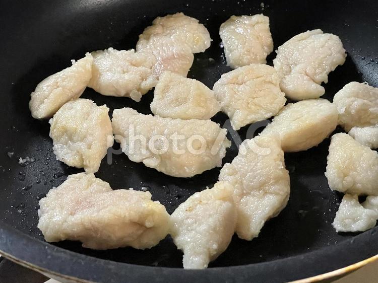 調理　鶏肉をソテーしている 鶏肉,ささみ,肉の写真素材