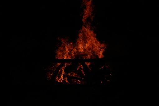暗闇に燃え盛る炎 炎,火,燃えるの写真素材