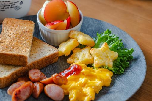 トーストと卵の朝食セット トーストと卵の朝食セット 朝食,トースト,卵料理の写真素材