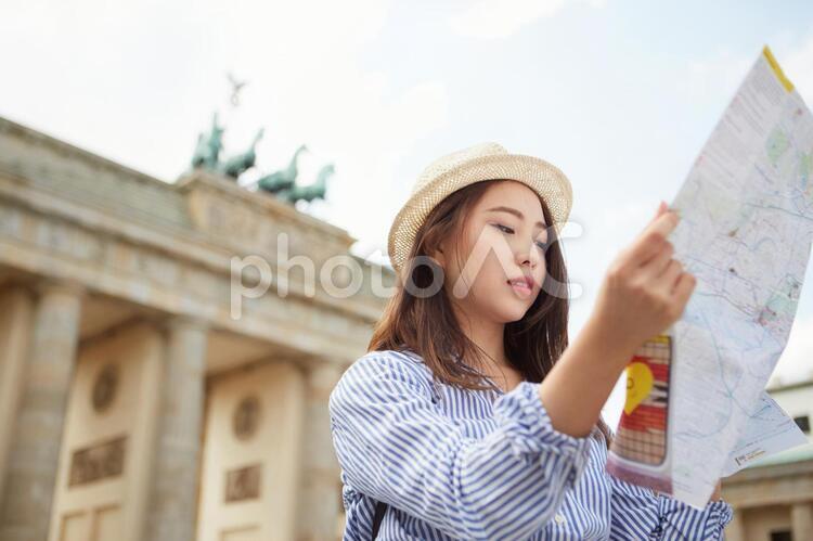 地図を見る海外旅行中の女性11 海外旅行,女性,日本人の写真素材