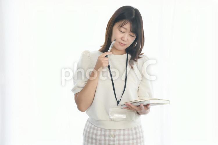再確認をする女性職員 女性,人物,日本人の写真素材