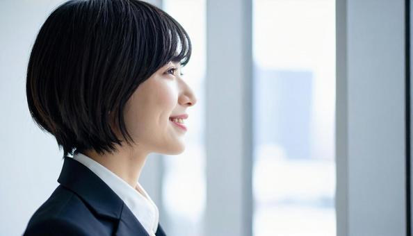 遠くを見る女性 遠くを見る女性の写真