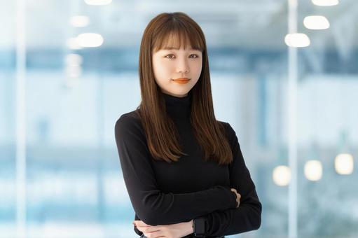 腕を組んで微笑む女性・ビジネスウーマン 女性,笑顔,微笑むの写真素材