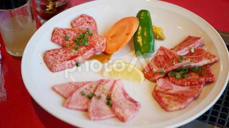 焼肉、焼く前のお肉 焼肉,韓国料理,中華料理の写真素材