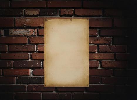 赤レンガの塀の張り紙 赤レンガの塀の張り紙の写真
