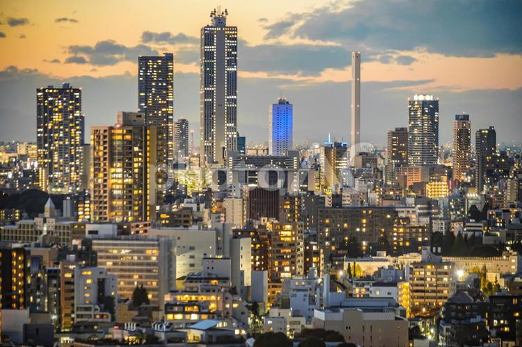 文京シビックセンターからの夕景（池袋方面）１１ オフィスビル,オフィス街,オレンジ色の写真素材