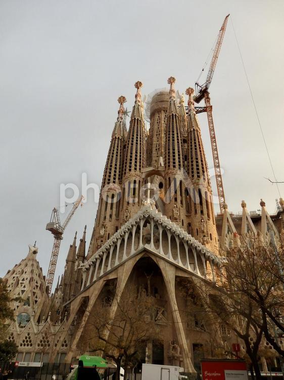 朝のサグラダファミリア バルセロナ,バルセロナの街,バルセロナの街並みの写真素材
