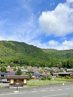 かやぶきの里のバス停 かやぶきの里のバス停 山,空,晴天の写真素材