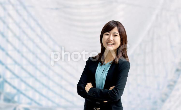 腕組みをする笑顔のビジネスウーマン 女性,ビジネス,笑顔の写真素材