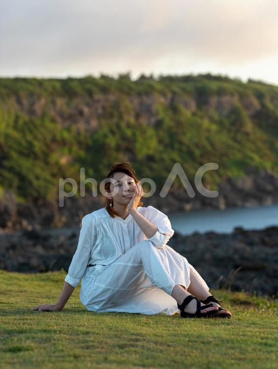 岬でのひととき 自然,風景,女性の写真素材