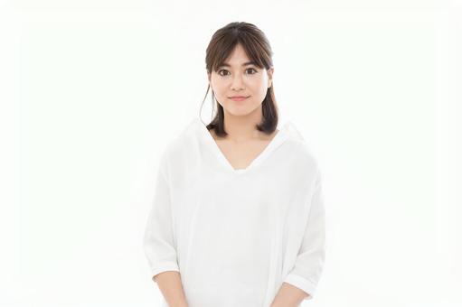 若い女性 カメラ目線 若い女性 カメラ目線の写真