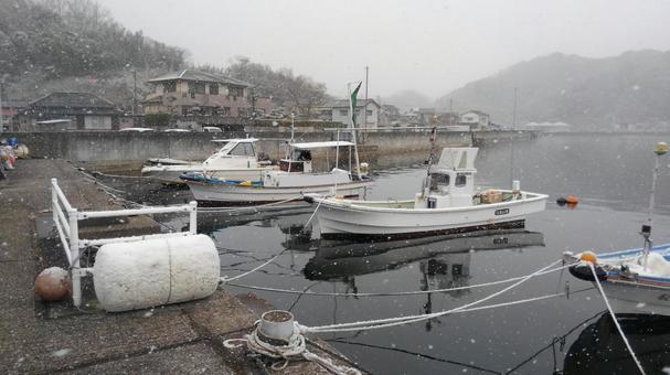 雪の中の漁船 雪の中の漁船の写真