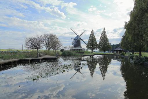 あけぼの山農業公園の池越しに見る風車 あけぼの山農業公園,風車,青空の写真素材