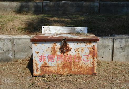 非常用はしごと書かれた錆びた金属の箱 非常用はしご,非常用,はしごの写真素材