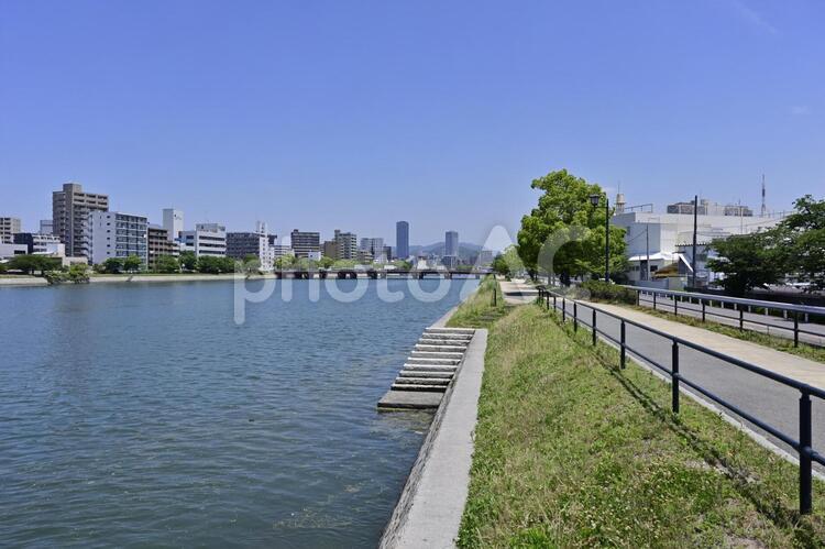 広島市内の青空と京橋川周辺の風景 ジョギング,背景,夏の写真素材