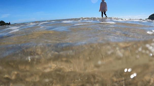 透き通る海 透き通る海 海,空,雲の写真素材