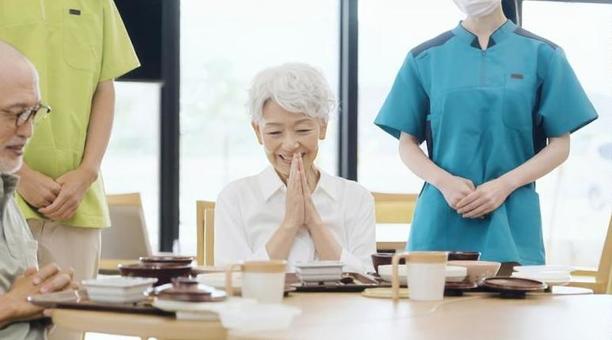 介護施設で食事を待つ高齢者 介護施設で食事を待つ高齢者 介護施設,食事,待つの写真素材
