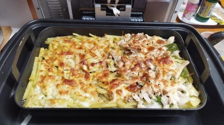 じゃがいもと季節の野菜のオーブン焼き じゃがいも,チーズ,ナスの写真素材