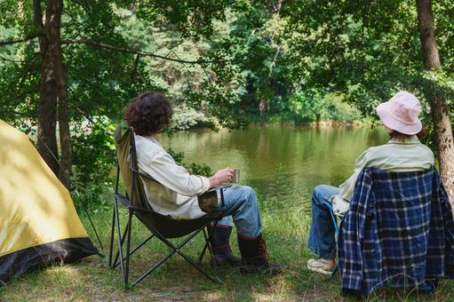 黄色いテントと二人のキャンプ客 男女,カップル,デートの写真素材