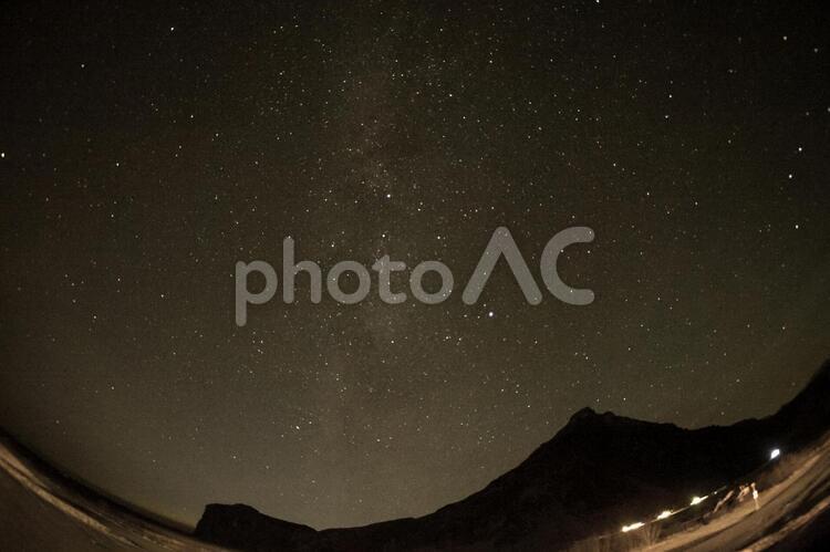 山のシルエットと星空（アイスランド） アイスランド,夜,夜景の写真素材