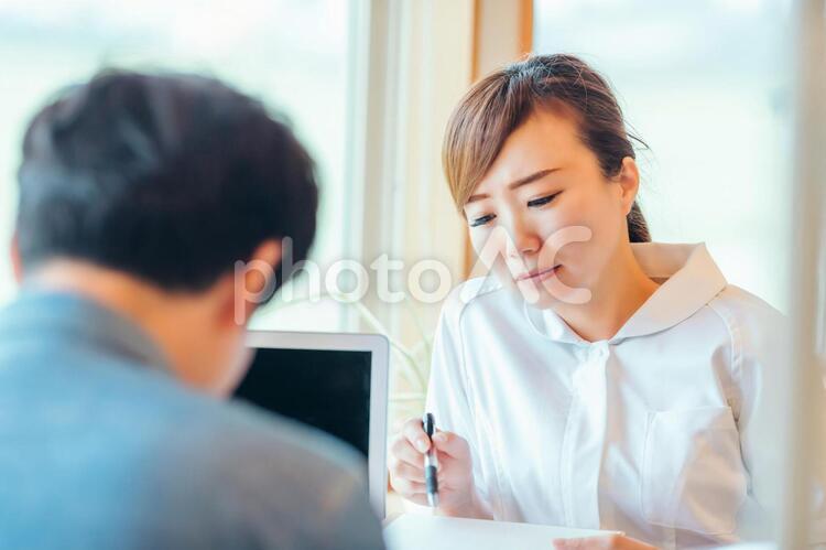 怒る看護師と男性患者 看護師,看護婦,注意の写真素材