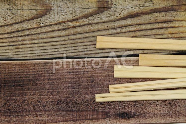 木の背景に割り箸 割り箸,箸,道具の写真素材