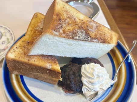 喫茶店の厚切りあんバタートースト 小倉トースト,あんこ,食パンの写真素材