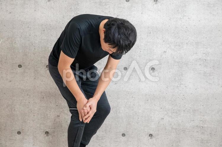 スポーツウェアを着た男性 膝,ひざ,ロコモの写真素材