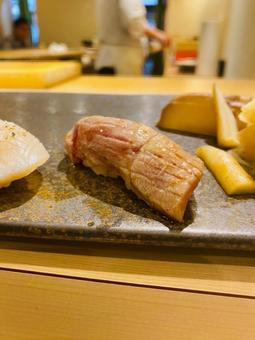 生み出す至福の香ばしいまぐろ炙りの握り 生み出す至福の香ばしいまぐろ炙りの握り マグロ,まぐろ,鮪の写真素材