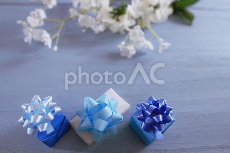 ホワイトデーのプレゼントとかすみ草のブルー背景（１） ホワイトデー,プレゼント,花の写真素材