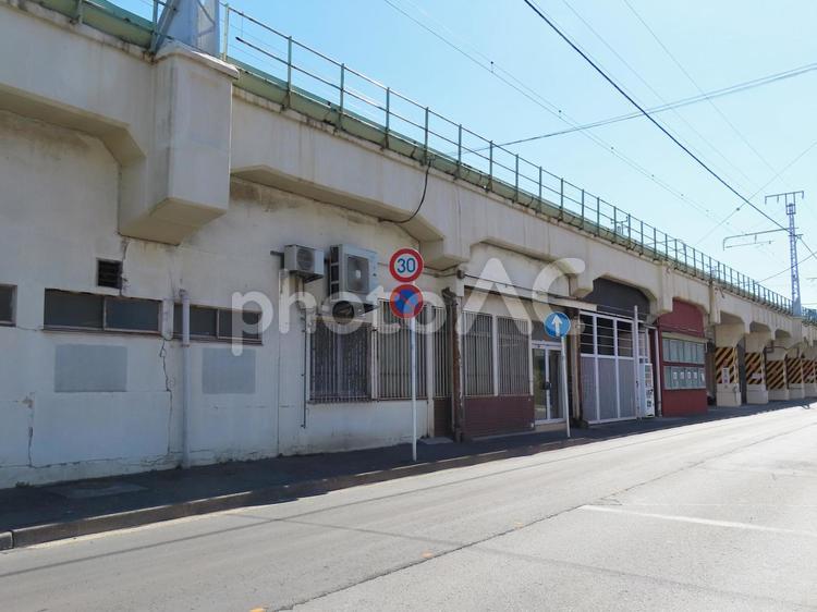 鶴見　線路　ガード下 鶴見,鶴見駅,電車の写真素材