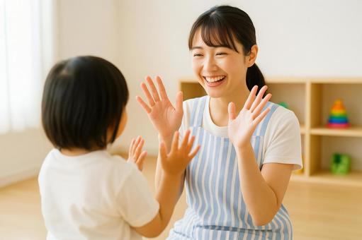 保育士が子どもと手遊び 保育士が子どもと手遊びの写真