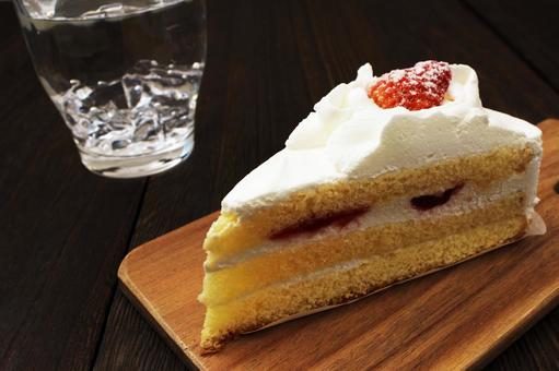 苺のショートケーキ 苺のショートケーキ ケーキ,苺,生クリームの写真素材