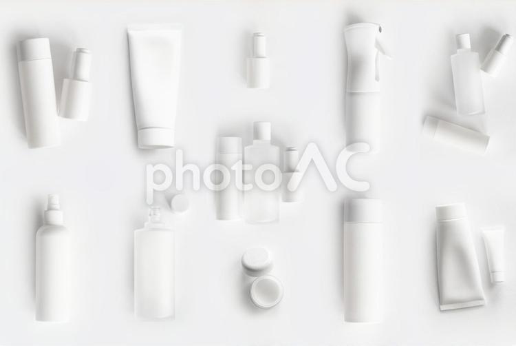 いろいろな種類の白い詰替え用容器が並んでいる モックアップ,物撮り,化粧品の写真素材