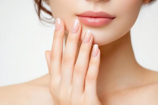 ネイルサロンの女性モデルの写真
