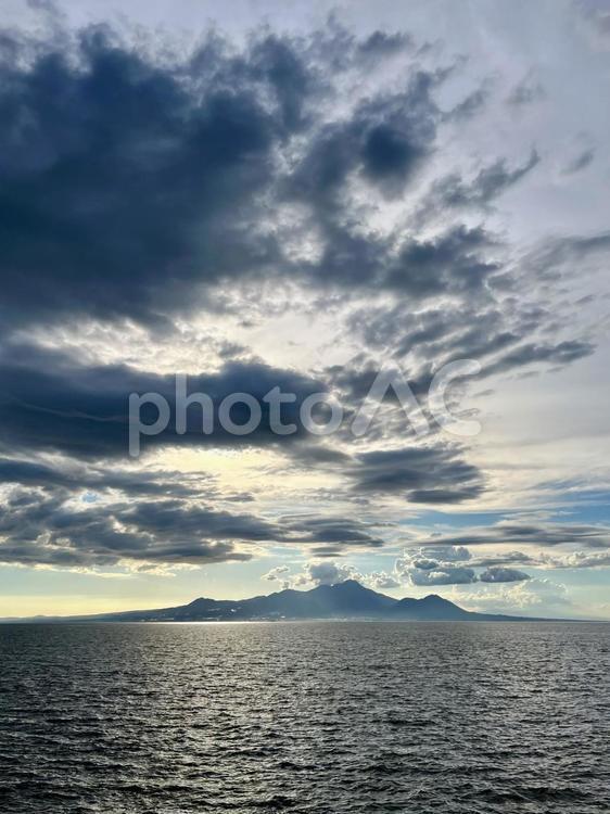 水平線の向こう、雲仙を望む 雲仙普賢岳,有明海,網田海岸公園の写真素材