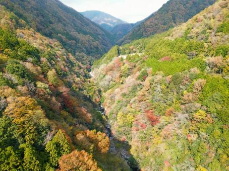 渓谷と山並みの風景 渓谷と山並みの風景の写真