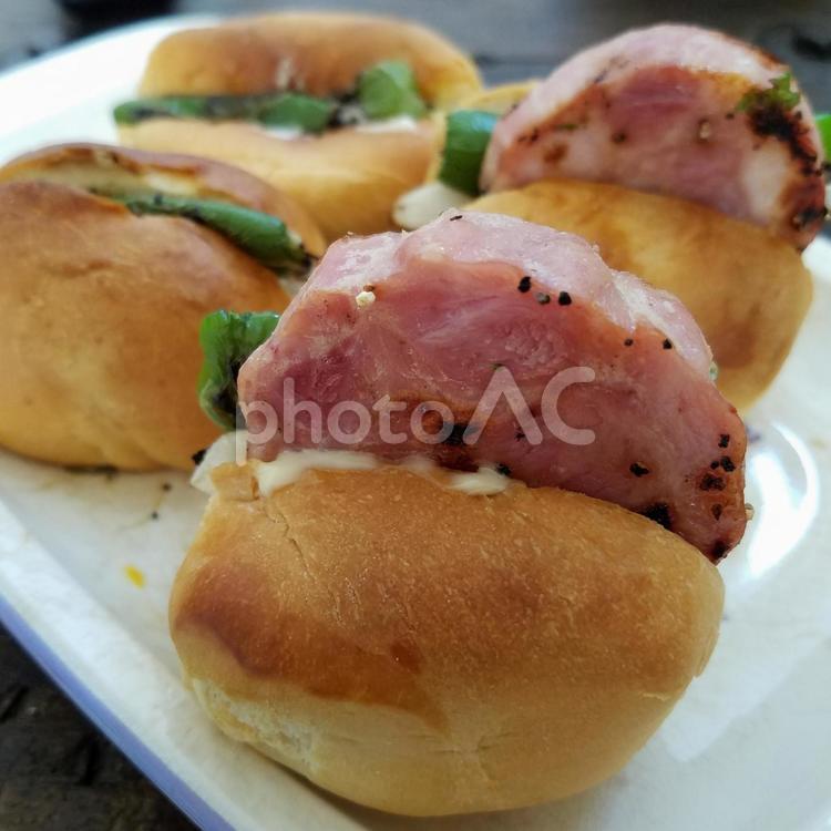 ベーコンを挟んだ手作りサンドイッチ パン,ベーコン,手作りの写真素材