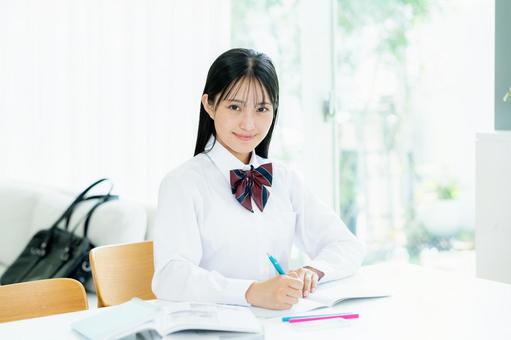 自宅で勉強をする女子高生 自宅で勉強をする女子高生の写真