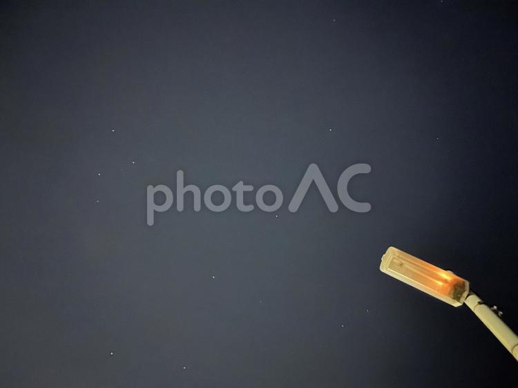切れかけの街頭と冬の夜空 夜,街頭,夜空の写真素材