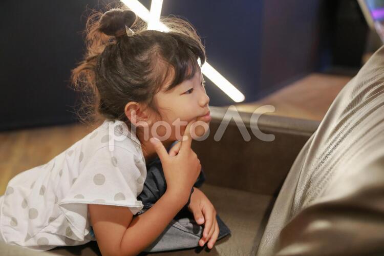 ソファでくつろぐ女の子5 女の子,ソファ,リビングの写真素材