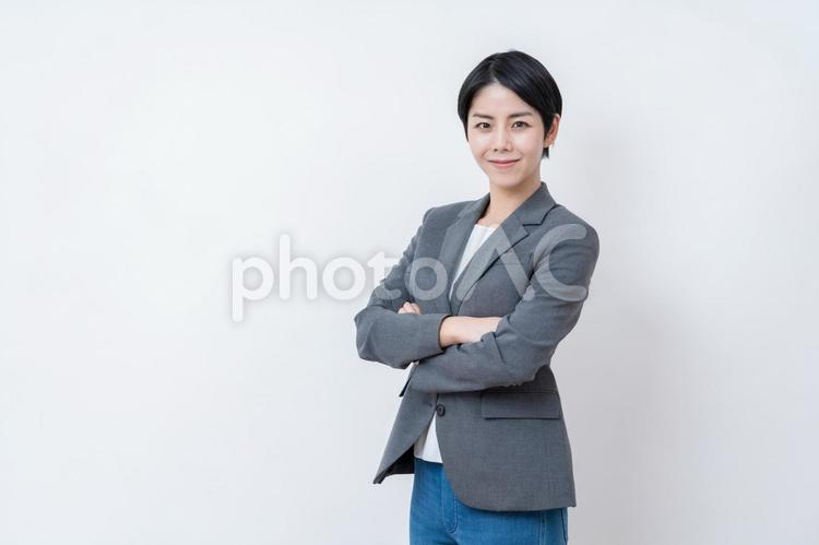 腕組みをするビジネスウーマン。 腕組み,ビジネス,ビジネスウーマンの写真素材