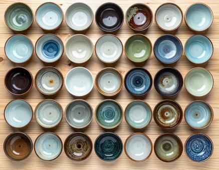 規則正しく並んだ器 規則正しく並んだ器の写真