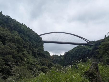 瀧見遊歩道から見上げる曇り空と瀧見大橋 瀧見遊歩道から見上げる曇り空と瀧見大橋 瀧見大橋,瀧見遊歩道,雄川の滝の写真素材