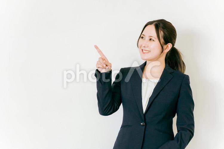 指差しをするビジネスウーマン（ポイント） ビジネスウーマン,ビジネス,女性の写真素材