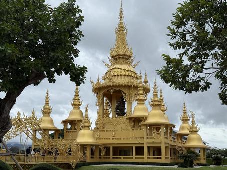 黄金に輝くタイの寺院 ワット・ロンクン,黄金の寺院,タイの写真素材